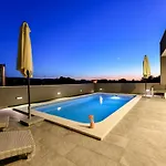 Luxurious Natali * Pridraga