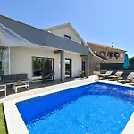Luxurious Natali * Pridraga