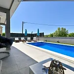 Luxurious Natali * Pridraga