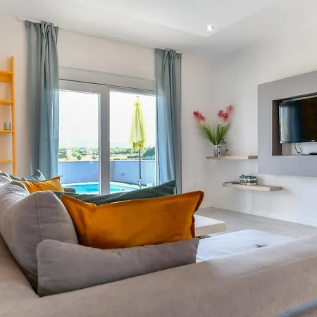Luxurious Natali Holiday home *