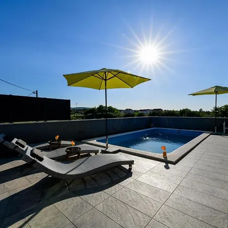 Luxurious Natali * Pridraga