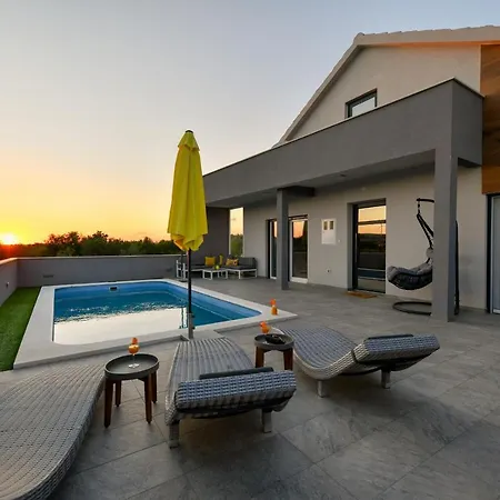 Luxurious Natali * Pridraga