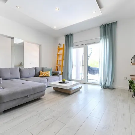 Luxurious Natali
