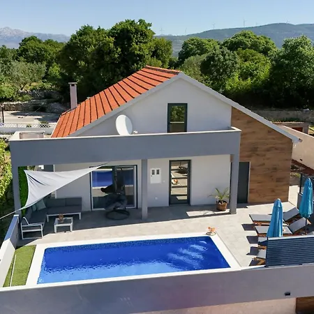 Luxurious Natali Holiday home