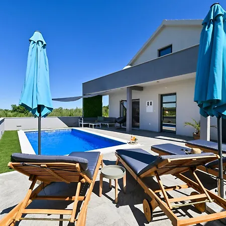 Luxurious Natali Holiday home *