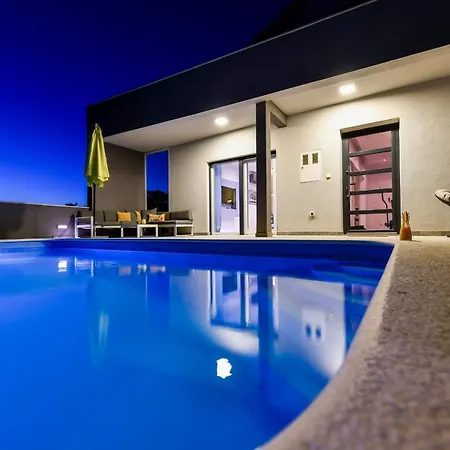 Luxurious Natali Pridraga