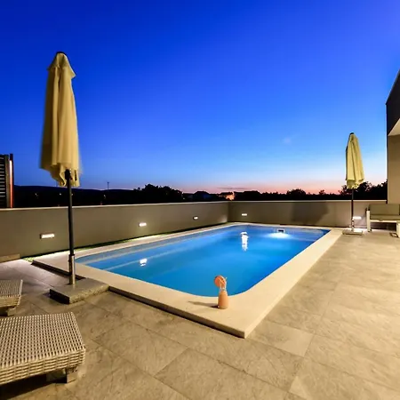 Luxurious Natali * Pridraga