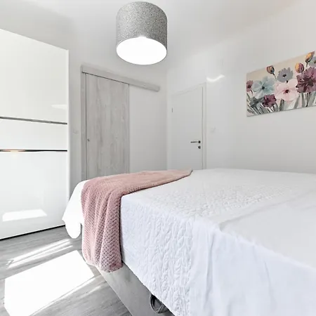 Luxurious Natali Pridraga