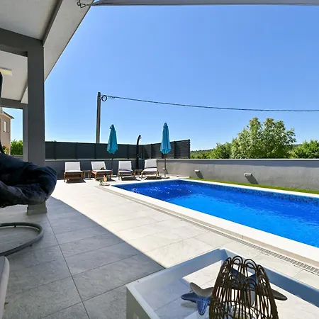 Luxurious Natali * Pridraga