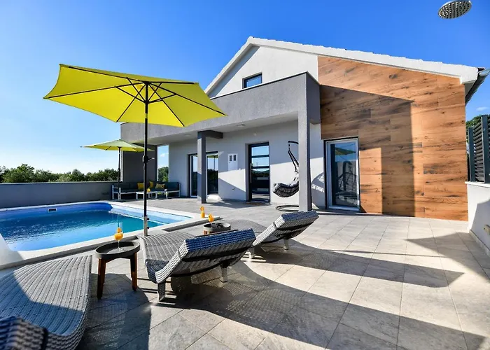 Luxurious Natali Vikendica *