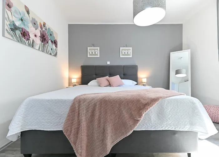 Luxurious Natali Vikendica Pridraga